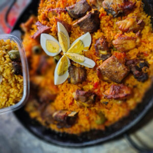 Paella de arroz con costillas y alas